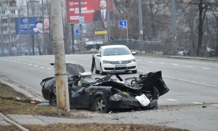 V Deo Tanque De Guerra Russo Passa Por Cima De Carro Em Kiev Na