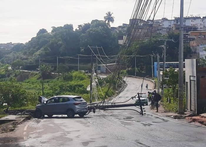 CARRO BATE EM POSTE E TRÊS PESSOAS FICAM FERIDAS Ubaitaba Urgente