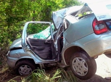 carro_bate_arvore_bahia