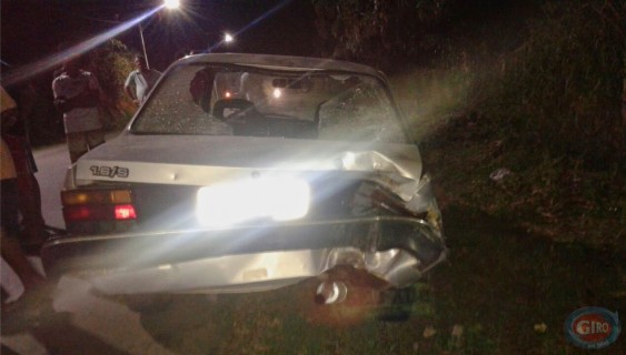 Motocicleta atingiu a traseira de um chevette.(Foto:Leitor/Giro em Ipiaú)