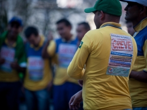 Trabalhadores dos Correios deflagram greve.