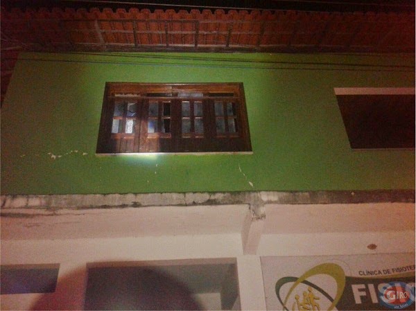 Janela da casa do vereador foi atingida por dois tiros.