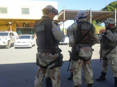Policiais fazem operação nesta quinta-feira para localizar foragidos. (Foto: Mauro Akin Nassor)