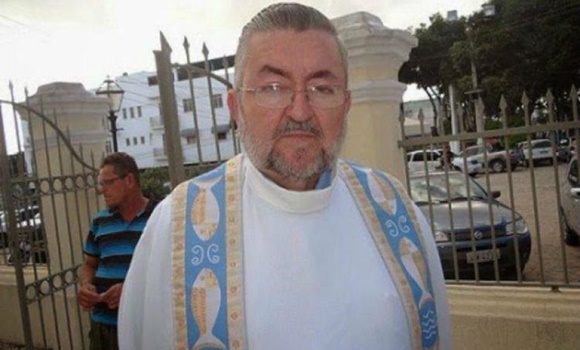 Padre que foi esfaqueado há 1 mês morre após parada cardíaca