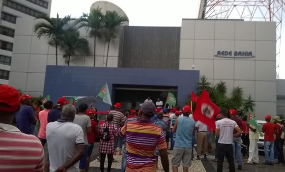 MST invade sede da Rede Bahia