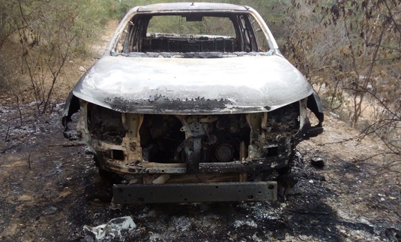 Hilux do Delegado foi incendiada pelos criminosos.
