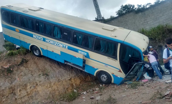 Acidente com ônibus da Novo Horizonte deixa feridos em Barra do Choça.