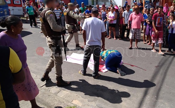 Mãe chora sobre o corpo do filho assassinado friamente.