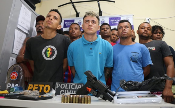 Com a quadrilha foram apreendidos pistolas, revólver e drogas.