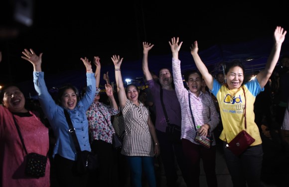 Voluntários comemoram o sucesso da operação de resgate de time de futebol que estava preso em uma caverna na Tailândia 