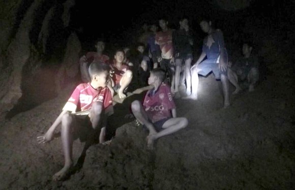 As crianças ficaram presas dentro de uma caverna na Tailândia.