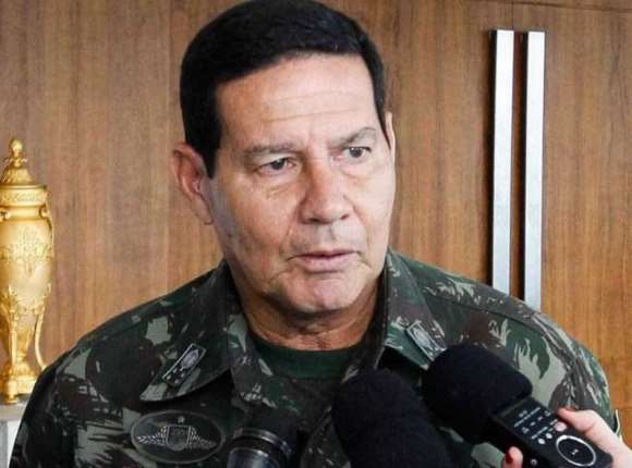 Vice de Bolsonaro defende nova Constituição sem Constituinte
