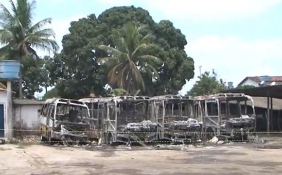 Quatro ônibus escolares são incendiados em Amélia Rodrigues