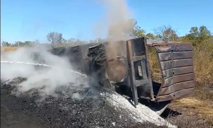 Veículo foi incendiado e teve carga de carvão destruída na BR-137 — Foto: Gabriel Rocha