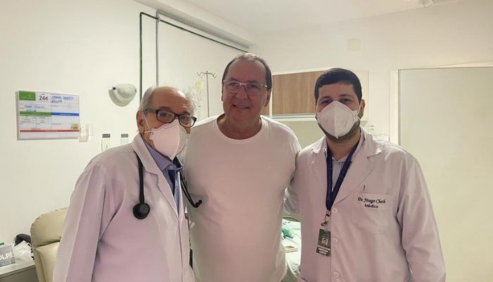 Moacyr Leite, entre médico de Salvador - Foto: Instagram