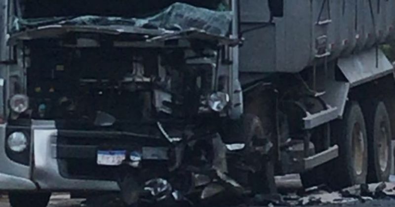 Caminhão envolvido em acidente na BR-415