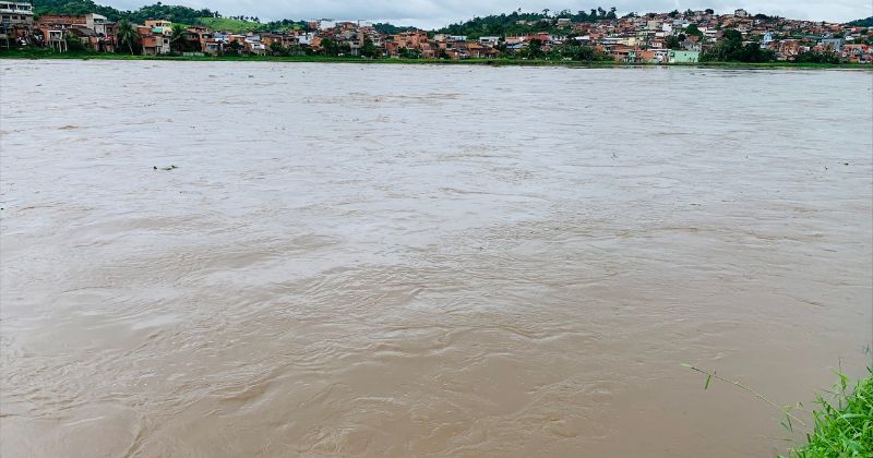 O nível do Rio de Contas continua subindo em Ubaitaba.