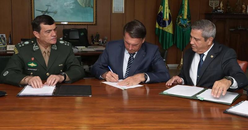 Paulo Sérgio Nogueira, Bolsonaro e General Braga Netto — Foto: Clauber Cleber Caetano/PR