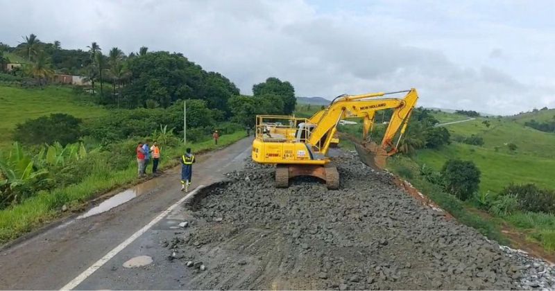 Obras para recuperação do trecho que desmoronou avançaram de sábado para domingo