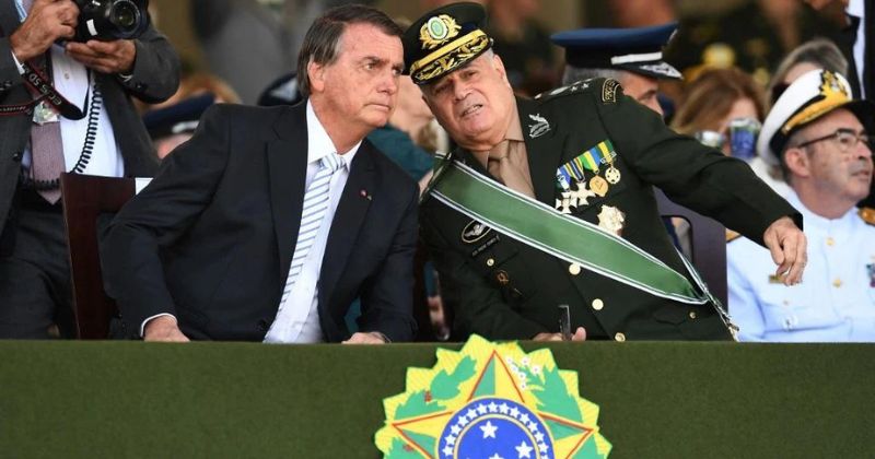 Bolsonaro e o comandante do Exército, Marco Antônio. Foto: Evaristo Sá/AFP.