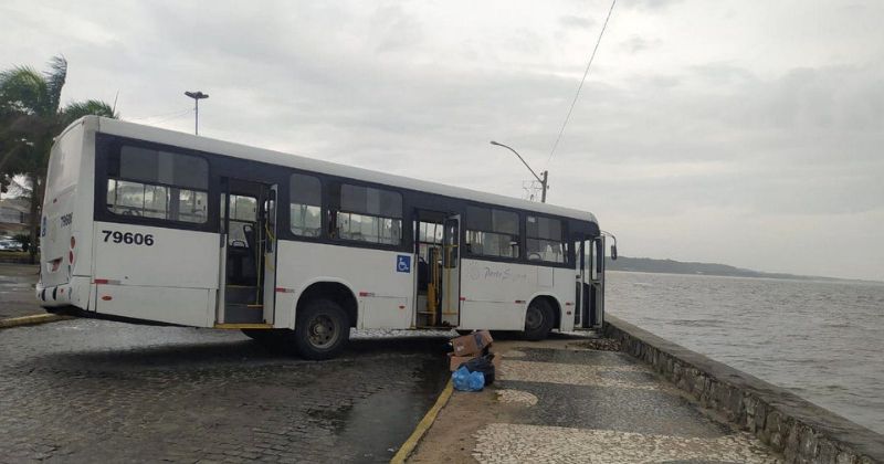 Veículo apresentou problemas mecânicos e, por pouco, não caiu no mar.