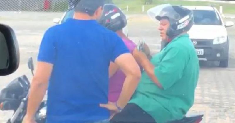 Radialista (camisa verde), conta o dinheiro que recebeu da vítima (camisa azul).