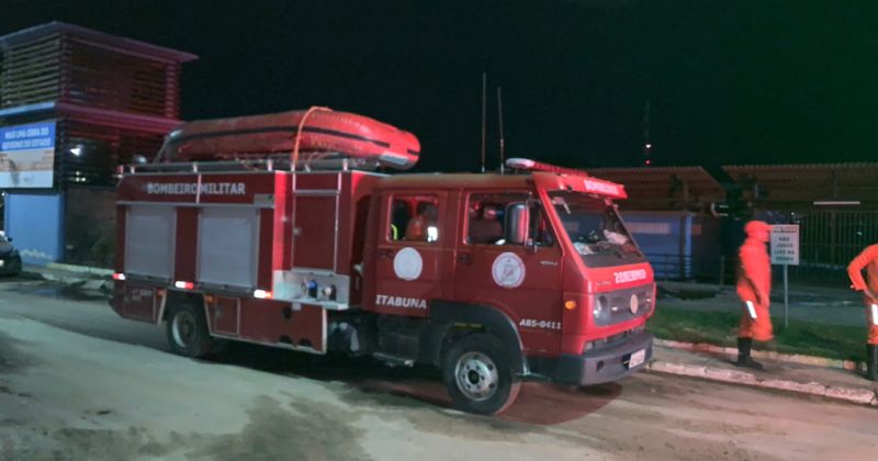 O Corpo de Bombeiros foi acionado para auxiliar nas buscas.