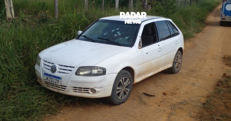 Dois corpos foram localizados dentro de um carro em Eunápolis.