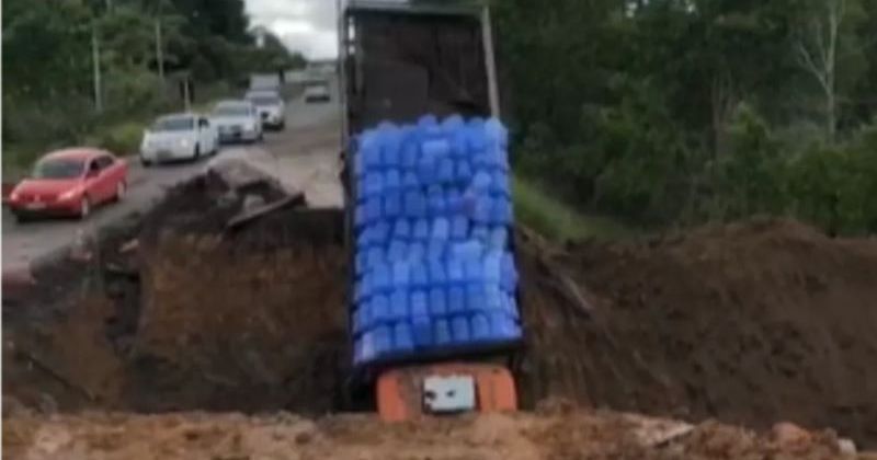 Apesar do acidente, o motorista saiu sem ferimentos.