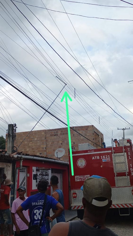 Uma barra de ferro tocou a rede elétrica local, e matou o casal.