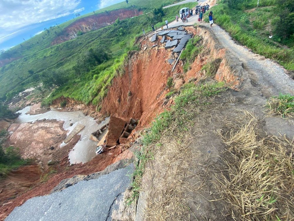 Cratera se abriu na BR-101, em Itamaraju, após intensas chuvas de dezembro