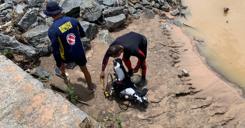 Mergulhadores do Corpo de Bombeiros têm feito buscas para tentar localizar o menino.