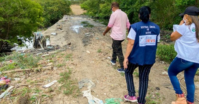 Equipe faz coleta de amostras da água para identificar pontos de contaminação