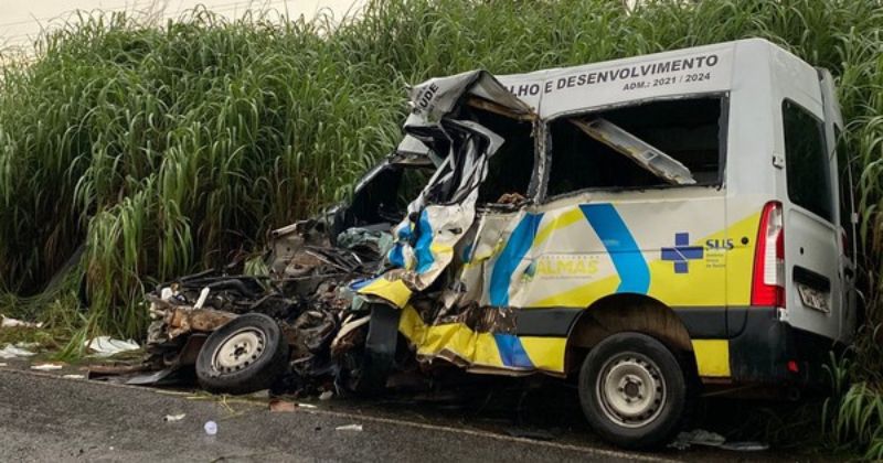 A van estava com pacientes da cidade de Almas.