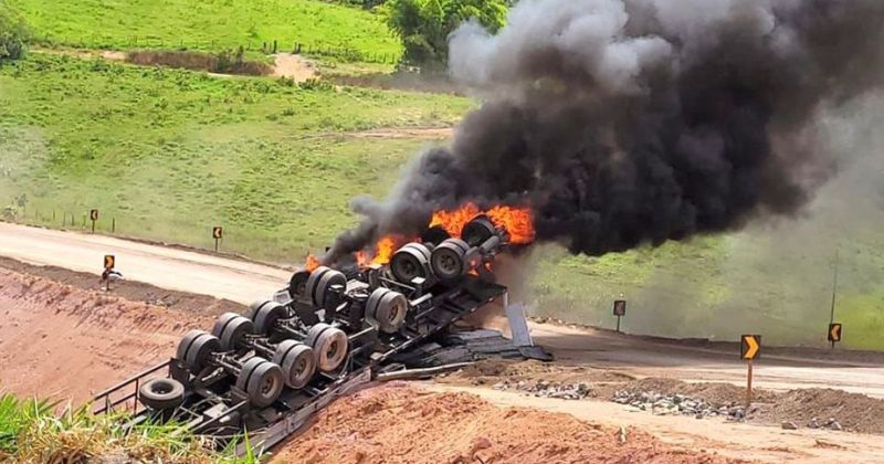 Capotamento seguido de incêndio em desvio na BR-101 - Foto: Radar News