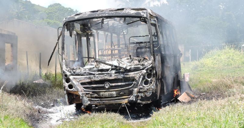 Ônibus ficou destruído – Foto: Itapebi Acontece