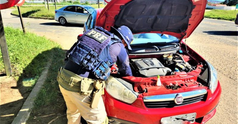  Durante a fiscalização, a PRF constatou que o carro estava clonado.