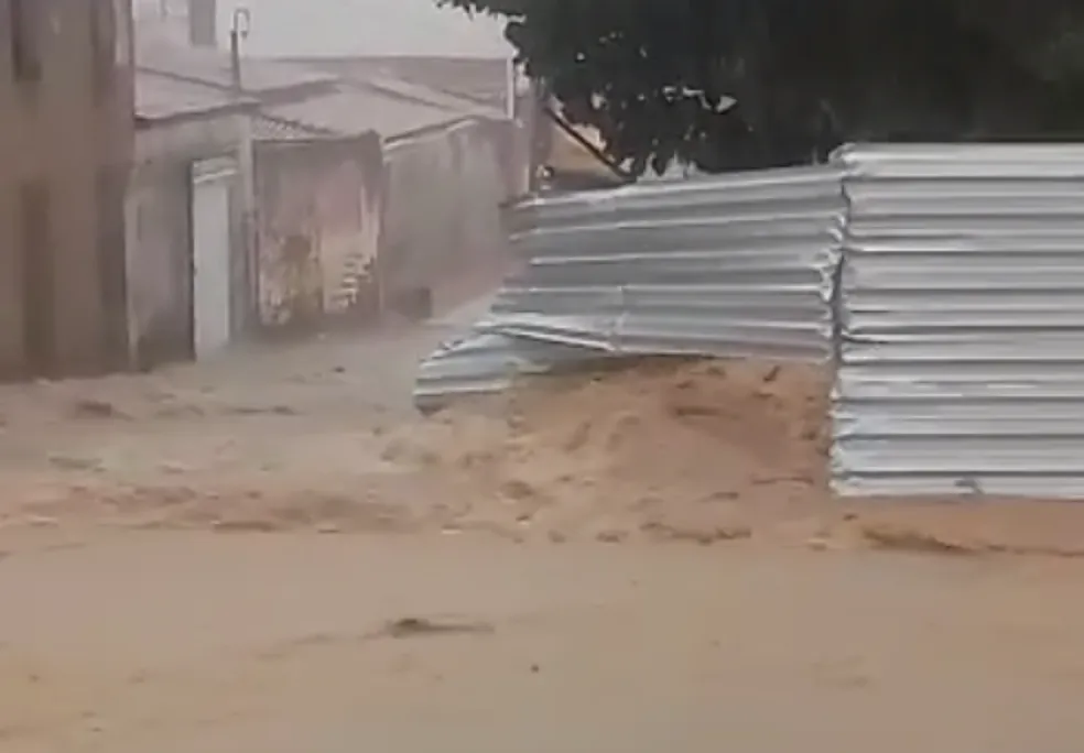 Forte chuva alaga ruas na cidade de Cícero Dantas