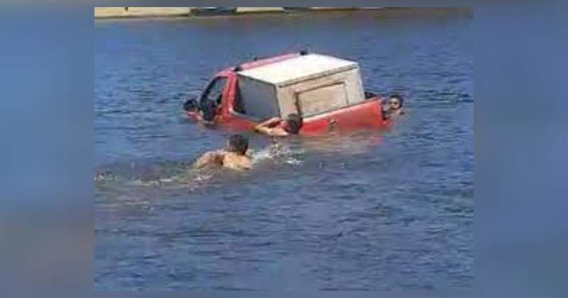 O homem parou uma picape às margens do rio, para carga e descarga.