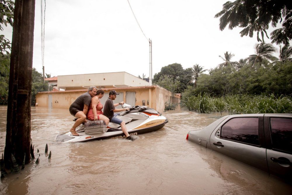 Voluntários resgatam moradores em jetsky - Foto: Radar News