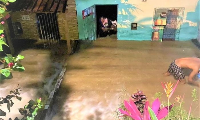 Água invadiu quatro casas no São Roque, após rompimento de adutora