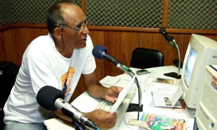 Jota Gois na antiga rádio Jacarandá de Eunápolis - Foto: Urbino Brito