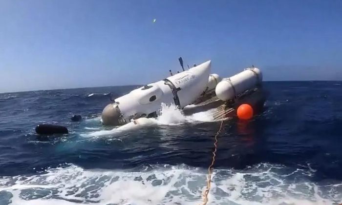 Submarino desaparecido da OceanGate leva turistas aos destroços do Titanic.
