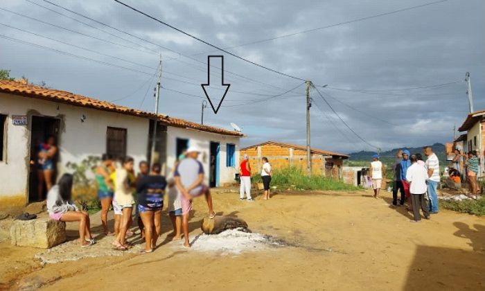 Seta indica a casa onde as vítimas moravam