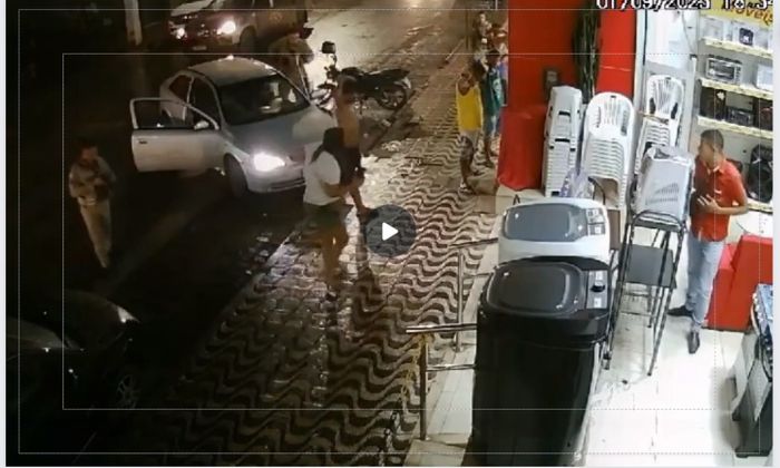 Veículo desgovernado quase atinge loja no centro de Ubaitaba
