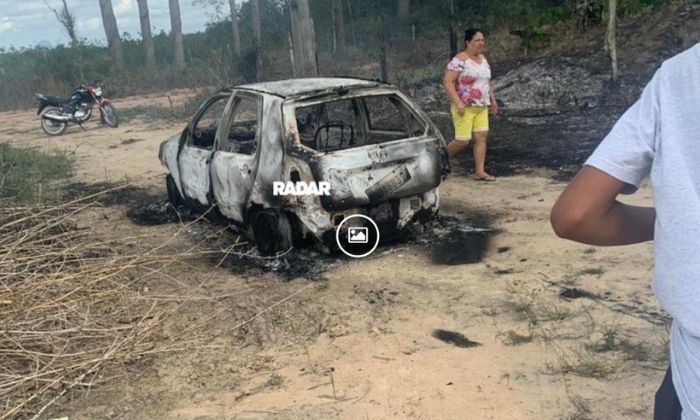 O carro, que seria das vítimas, foi encontrado incendiado no local. 