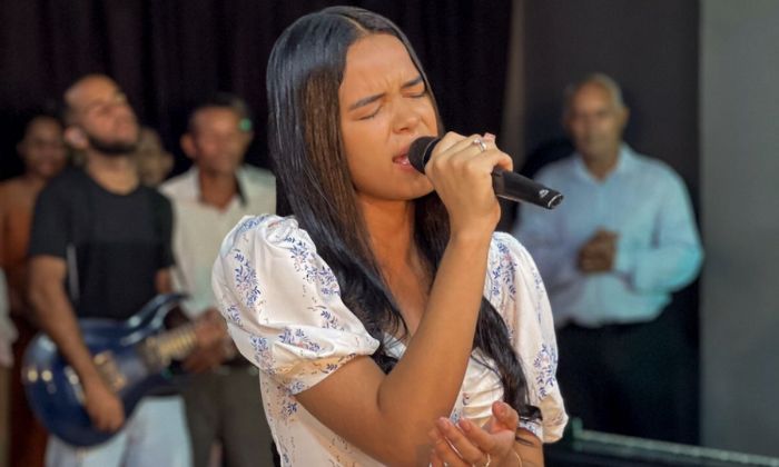 Cantora gospel de 18 anos morre em acidente com ambulância na BR-101, em Ibirapitanga