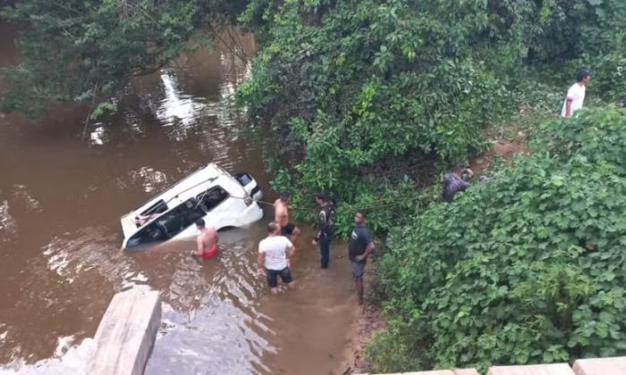 Carro com 6 pessoas da mesma família cai em rio e 5 morrem afogados