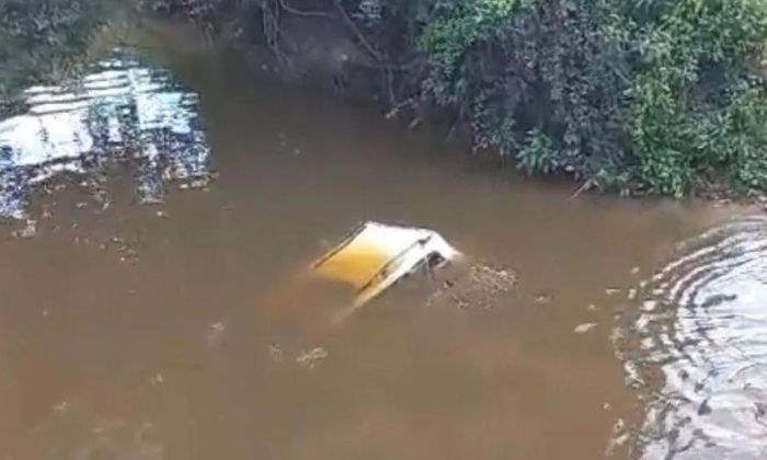 Carro com 6 pessoas da mesma família cai em rio e 5 morrem afogados