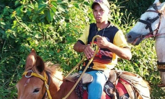 Após morte de jogador do Bahia de Feira, elenco do Nacional-AM simula  velório